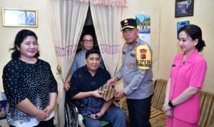 Anjangsana Kapolda NTT kepada Anggota Polri Yang Sakit