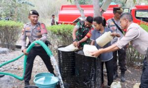 Warga Krisis Air, Polres Sikka Salurkan Bantuan Tanggap Darurat