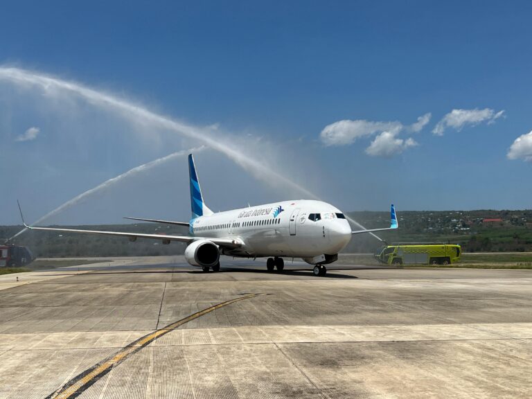 Water Salut, Tandai Penerbangan Garuda Rute Jakarta Kupang PP