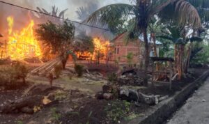 Bentrok Ilepati dengan  Bugalima, Puluhan Rumah Terbakar, 4 Warga Terluka