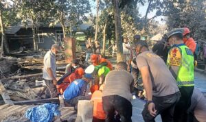Gerak Cepat Polres Flotim Bantu Korban Erupsi Lewotobi Laki Laki