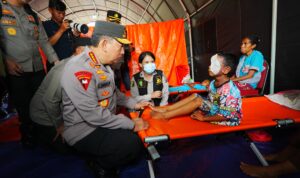 Kapolri Tinjau Langsung Posko Polda NTT dan Pengungsi Erupsi Gunung Lewotobi di Flotim
