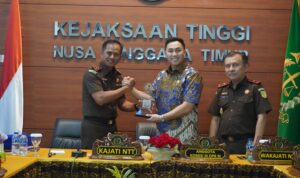 Politisi PDIP  Anggota Komisi III DPR RI Stevano Rizki Adranacus Kunjungi  Kejati NTT