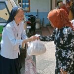 Berbagi Kasih, Gereja Sta. Maria Diangkat Ke Surga Bagi Sembako Buat Anak Jalanan