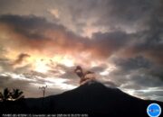 Hari Jumad Agung, Lewotobi Laki-Laki Terus Erupsi