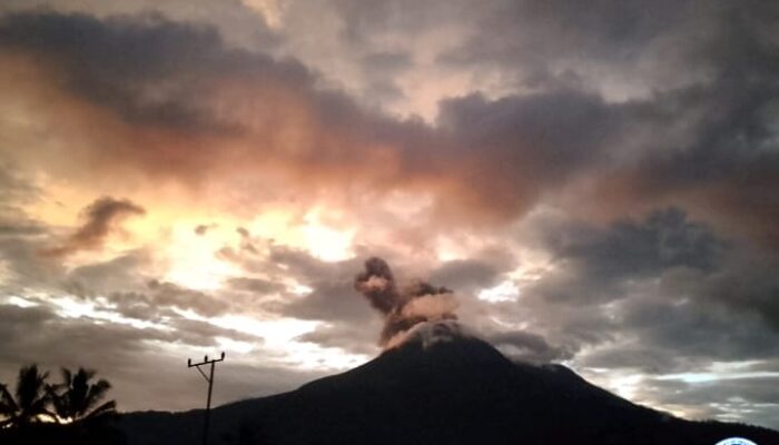 Hari Jumad Agung, Lewotobi Laki-Laki Terus Erupsi