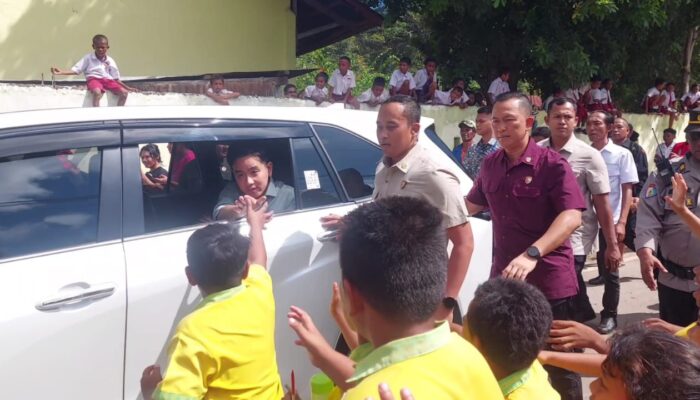 Demi Ketemu Gibran, Siswa dan Guru SD Komodo Inerie Jalan Kaki 5 km