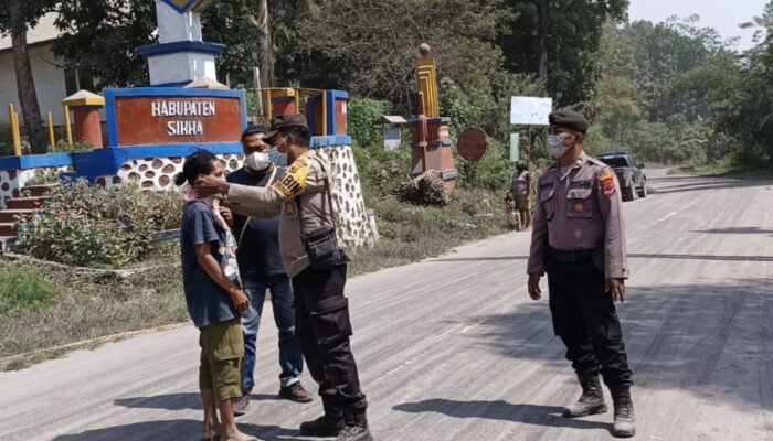Monitor Kamtibmas, Polsek Waigete Sempatkan Bagi Masker Kepada Warga