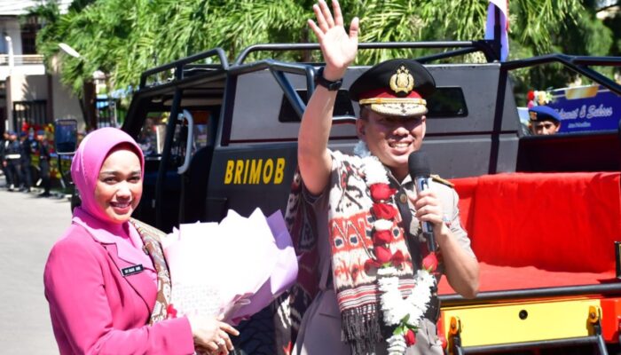Brigjen Pol. Awi Setiyono Pamit dari NTT, Dilepas Haru Lewat Tradisi Pedang Pora