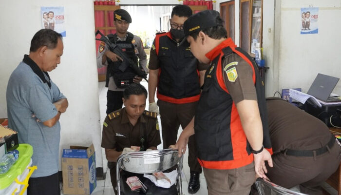 Kejari Flotim Geledah Kantor BKPSDMD, Ada Aroma Menyengat Korupsi