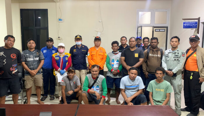 Mesin Rusak, 9 ABK Kapal Phinisi Dievakuasi SAR dari Kapal Ferry KMP Lakaan