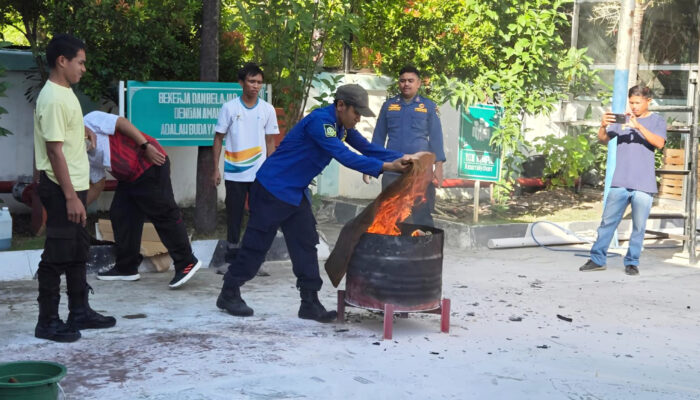 Maksimalkan Kesiagaan, PLN UP3 Sumba Simulasikan Pemadaman Kebakaran