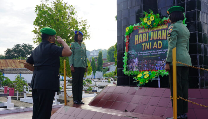 Peringati Hari Juang, Danrem 161 Wirasakti Ziarah ke TMP Dharma Loka