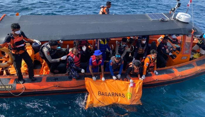 Lagi, Satu Jenazah Korban KM Putri Sakinah Ditemukan Team SAR Gabungan di Perairan Padar