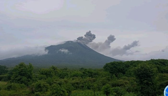 Aktifitas Meningkat, Gunung Ile Lewotolok  Berstatus  Siaga atau Level III