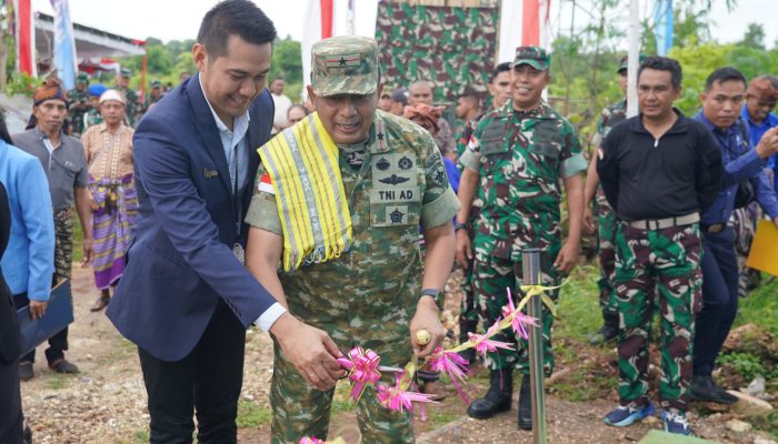 Cegah Stunting,  Korem 161/Wira Sakti dan Perbankan Hadirkan Air Bersih Bagi Warga Perumahan Seroja