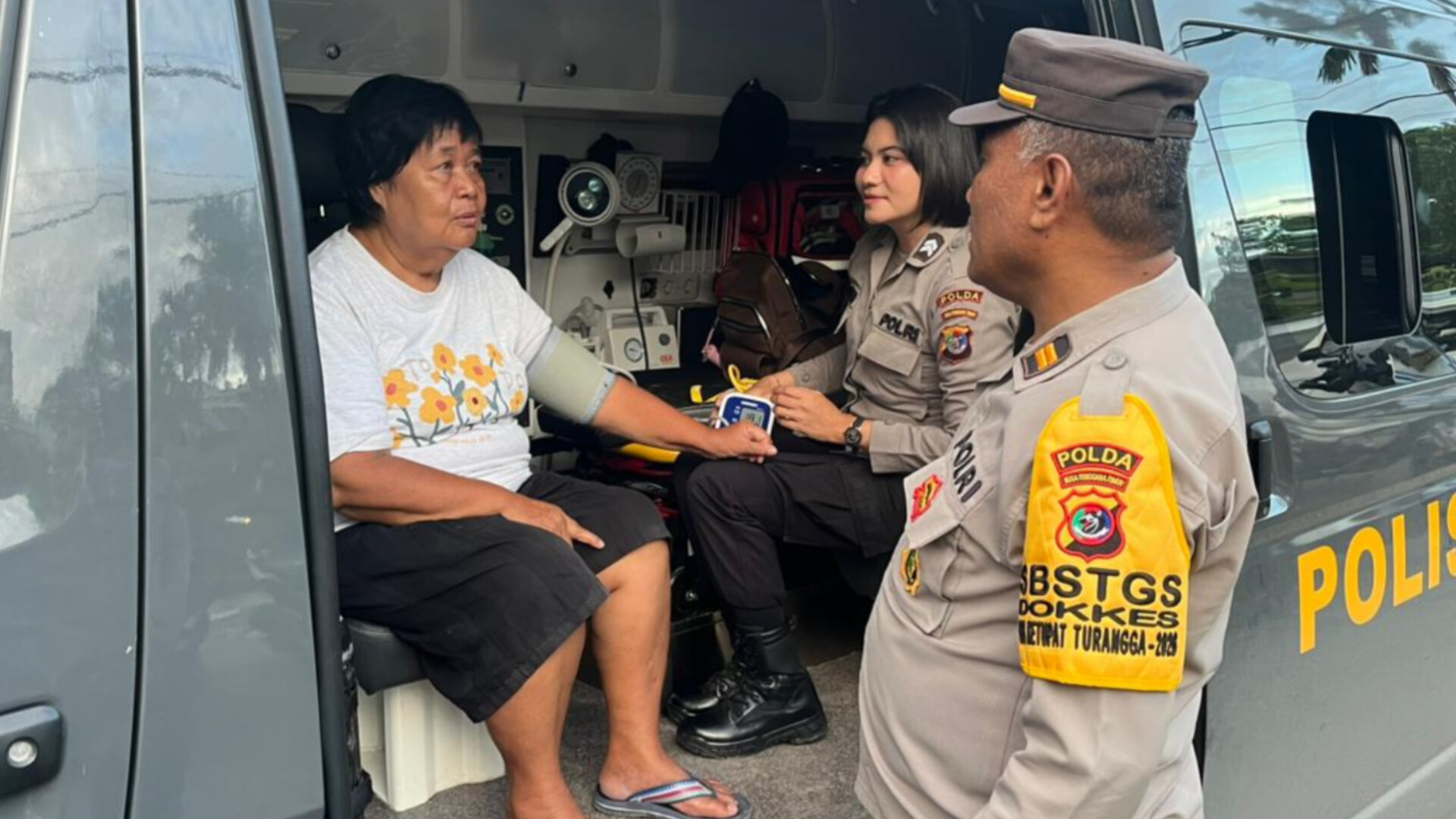 Ciptakan Ramadan Sehat, Biddokkes Polda NTT Bagi Gratis Vitamin Untuk Masyarakat Kota Kupang