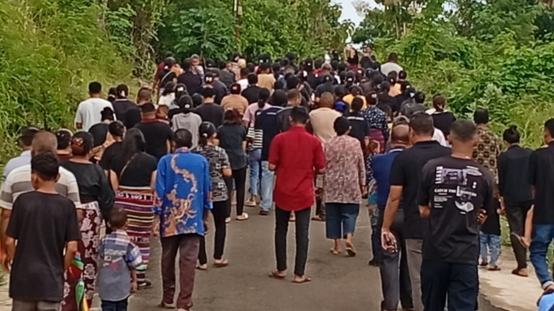 Perkuat Solidaritas, Umat St. Kornelius Komak Lembata, Gelar Jalan Salib Keliling Lingkungan   