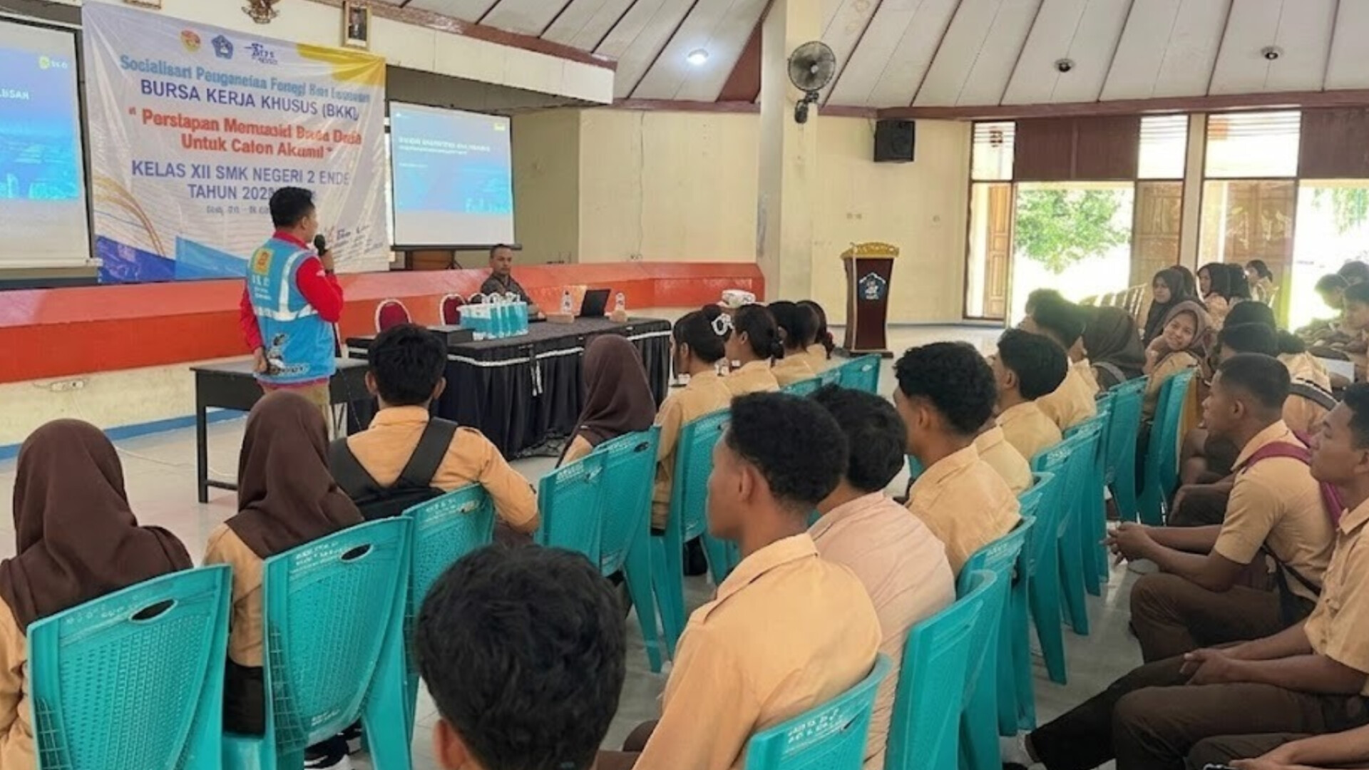 Siswa SMKN 2 Ende Kejar Peluang  Kerja di Era Transisi Energi