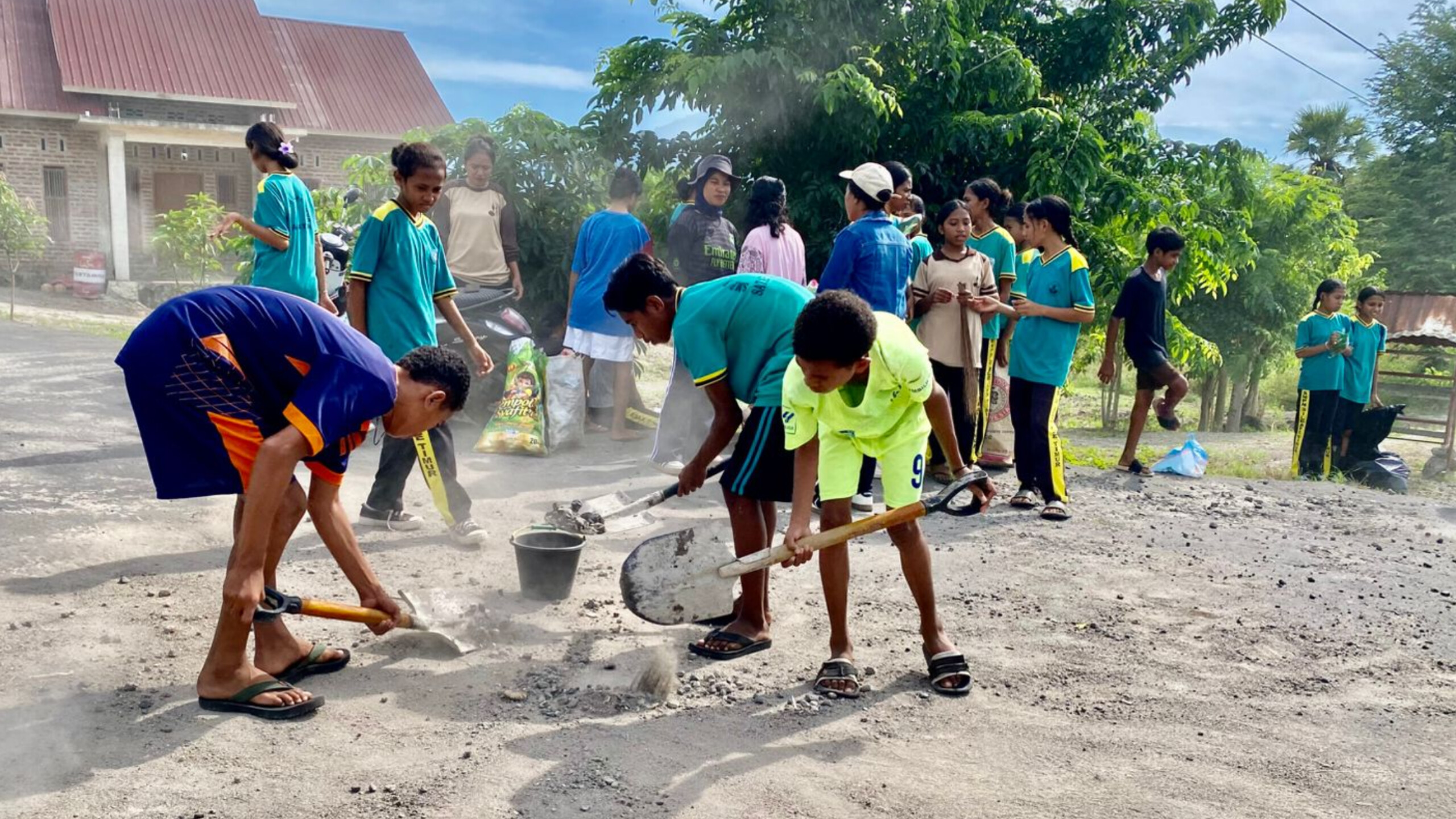 Perkuat Literasi Ekologi, SMP Negeri III Ile Ape Timur Operasi Sampah di Tanah Merah