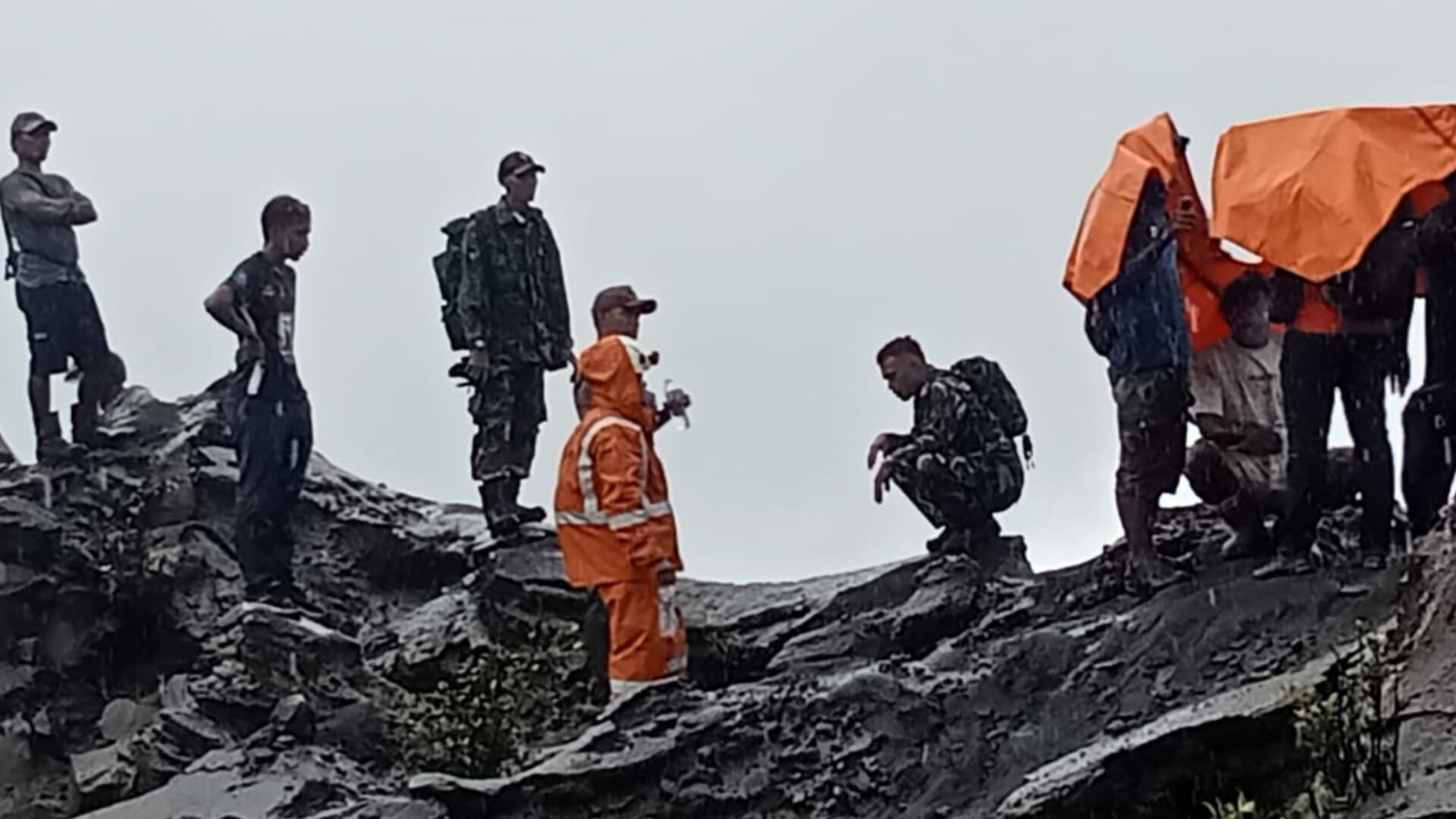 Beri Dukungan Moril, Pangdam XV/Pattimura  Bantu Evakuasi Korban Erupsi Gunung Dukono