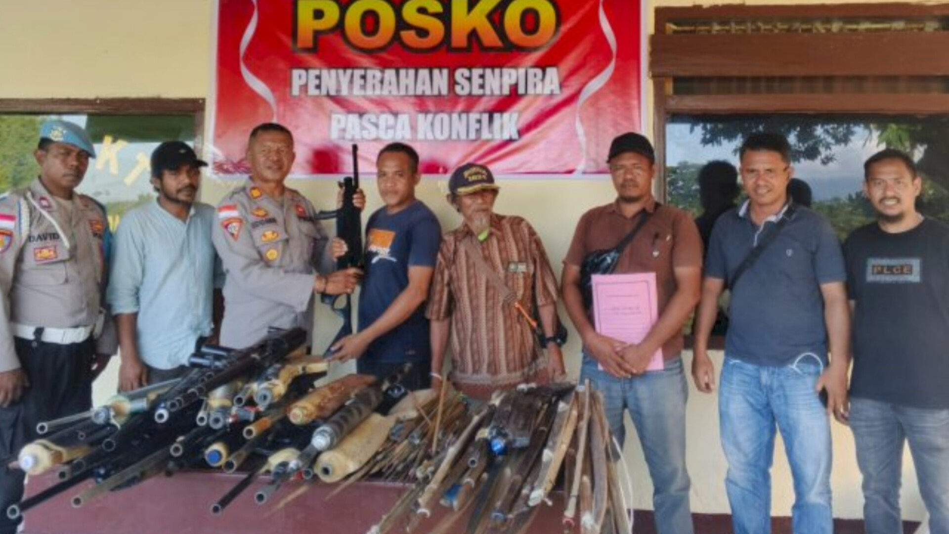 Komitmen Damai, Warga Desa Saosina dan Desa Narasaosina Serahkan Ratusan Senjata