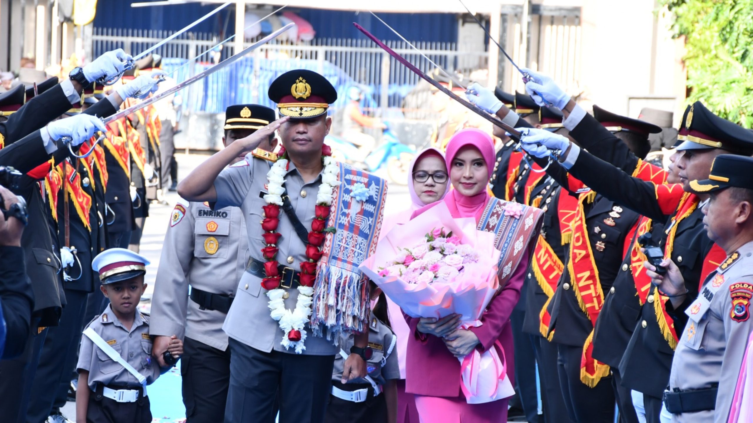 Tradisi Pedang Pora Sambut Wakapolda NTT Brigjen Pol Faizal, Awali Pengabdian di Bumi Flobamorata