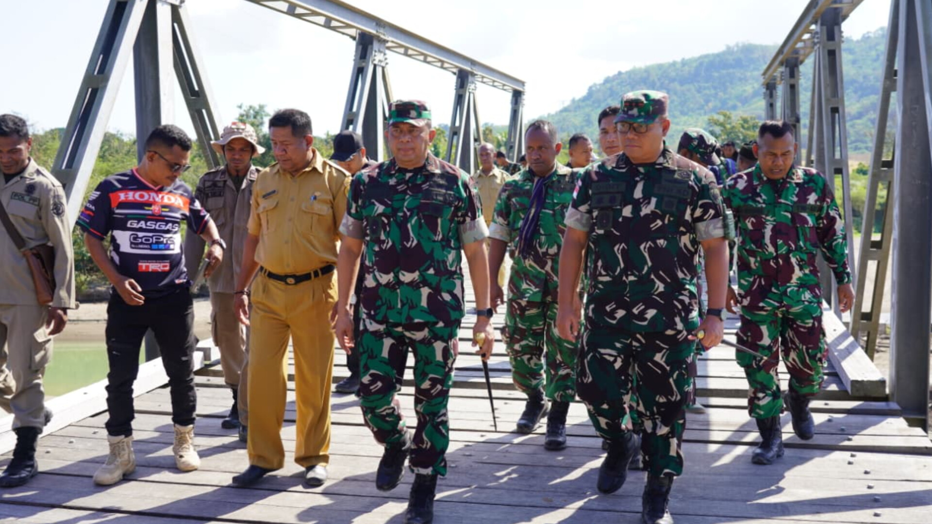 Tinjau Pembangunan Jembatan Termanu, Danrem 161/Wira Sakti Percepat Akses dan Perekonomian Masyarakat